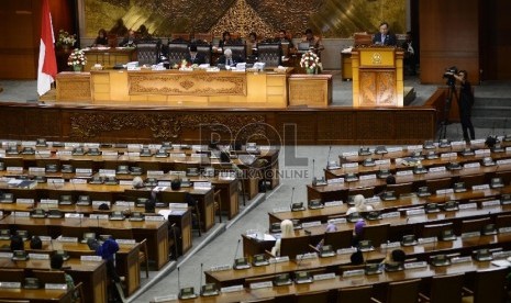 Menkeu Bambang Brodjonegoro membacakan laporan pertanggungjawaban saat sidang paripurna ke-34 di Kompleks Parlemen, Jakarta, Kamis (25/6). (Republika/Raisan Al Farisi)