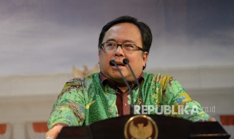 Menteri Keuangan Bambang Brodjonegoro memberikan keterangan pers usai rapat terbatas bersama presiden di Kantor Presiden, Jakarta, Senin (25/4). (Republika/ Wihdan) 