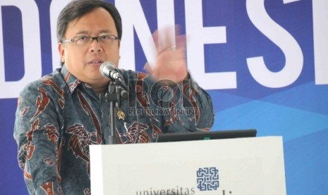 Menteri Keuangan Bambang Brodjonegoro memberikan paparannya dalam Indonesia Economic Quarterly berjudul 'Di Tengah Volatilitas Dunia', di Energy Building, Jakarta, Kamis (22/10).