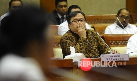 Menteri Keuangan Bambang Brodjonegoro mendengarkan pertanyaan saat mengikuti rapat kerja dengan komisi XI di kompleks Parlemen Senayan, Jakarta, Senin (20/6).  (Republika/Tahta Aidilla)