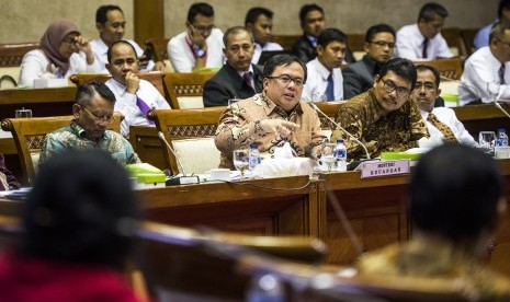 Menteri Keuangan Bambang Brodjonegoro (tengah) 