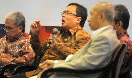 Menteri Keuangan, Bambang Brodjonegoro (tengah) menjadi pembicara dalam dialog energi 