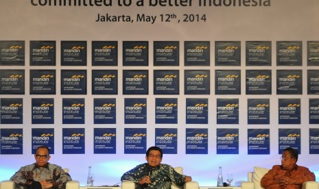 Menteri Keuangan Chatib Basri, Ketua Dewan Komisioner OJK Muliaman D Hadad dan Chairman Mandiri Institute Darmin Nasution saat diskusi panel dalam acara Launching Mandiri Institute di Jakarta, Senin (12/5).