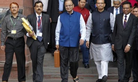 Menteri Keuangan India, Arun Jaitley (tengah)