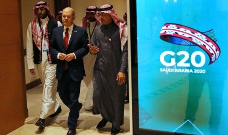 Isu Pajak Dominasi Pertemuan Menteri G20. Menteri Keuangan Jerman Olaf Scholz (tengah) dan Menteri Keuangan Arab Saudi Mohammed al-Jadaan (kanan) di Riyadh, Arab Saudi saat pertemuan G20, Sabtu (22/2).