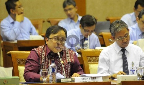 Menteri Keuangan (Menkeu) Bambang Brodjonegoro mengikuti Rapat Kerja dengan Komisi XI DPR RI di Kompleks Parlemen Senayan, Jakarta, Rabu (27/5).