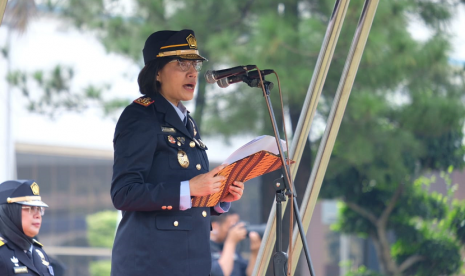 Menteri Keuangan (Menkeu) Republik Indonesia, Sri Mulyani Indrawati, memimpin apel luar biasa peringatan hari Bea Cukai ke-73, di Kantor Pusat Bea Cukai, Selasa (2/10).