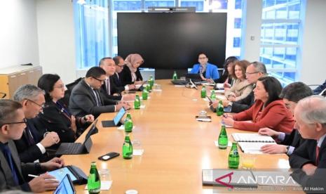 Menteri Keuangan Sri Mulyani Indrawati bertemu dengan Vice President EAP (East Asia and Pacific) World Bank Group Manuela Ferro di tengah rangkaian agenda World Bank-IMF Spring Meeting, di Washington DC, Amerika Serikat (AS). 