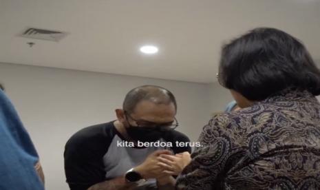 Menteri Keuangan (Menkeu) Sri Mulyani (kanan) sampaikan permintaan maaf langsung kepada orang tua David Latumahina, Jonathan Latumahina (kiri) beserta istri di RS Mayapada Kuningan.