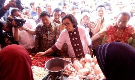 Menteri Keuangan (Menkeu) Sri Mulyani melakukan kunjungan ke Pasar Besar Malang, Kamis (4/1). 