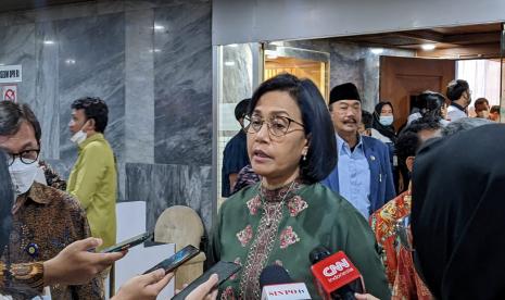 Menteri Keuangan (Menkeu) Sri Mulyani. Pemerintah menganggarkan dana sebesar Rp 35,5 triliun khusus pemberian gaji ke-13 aparatur sipil negara (ASN) dan pensiunan. Adapun anggaran ini akan dicairkan mulai 1 Juli 2022.