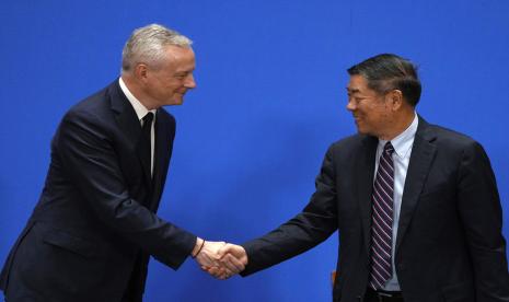 Menteri Keuangan Prancis Bruno Le Maire, kiri dan Wakil Perdana Menteri China He Lifeng berjabat tangan setelah konferensi pers bersama pada akhir Dialog Ekonomi dan Keuangan Tingkat Tinggi China-Prancis ke-9 yang diadakan di Diaoyutai State Guest House di Beijing, Sabtu, 29 Juli , 2023.