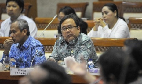 Menteri Keuangan RI, Bambang Brodjonegoro saat mengikuti rapat kerja dengan komisi XI di Kompleks Parlemen, Jakarta, Senin (30/11).