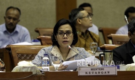 Menteri Keuangan RI, Sri Mulyani Indrawati mengikuti Rapat Dengar Pendapat (RDP) dengan Komisi XI DPR di Kompleks Parlemen, Jakarta, Rabu (18/1). 