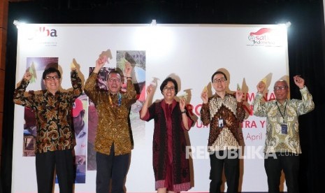 Menteri Keuangan RI Sri Mulyani Indrawati (tengah) didampingi Presiden Direktur PT Astra International Tbk Prijono Sugiarto (kedua kanan), Ketua Pembina Yayasan Dharma Bhakti Astra (YDBA) Johannes Loman (kiri), Chief of Corporate Communications, Social Responsibility & Security PT Astra International Tbk Pongki Pamungkas (kanan) dan Ketua YDBA Henry C. Widjaja (kedua kiri) bersiap-siap melempar pesawat kertas sebagai tanda dimulainya Konvensi Quality Control Circle (QCC) UMKM YDBA ke-2 tahun ini yang akan diikuti seluruh mitra YDBA, Senin (3/4), di Jakarta.