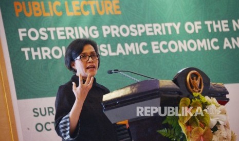 Menteri Keuangan RI Sri Mulyani menyampaikan paparannya pada Indonesia Sharia Economic Festival (ISEF) 2016 di Surabaya, Jumat (28/10).