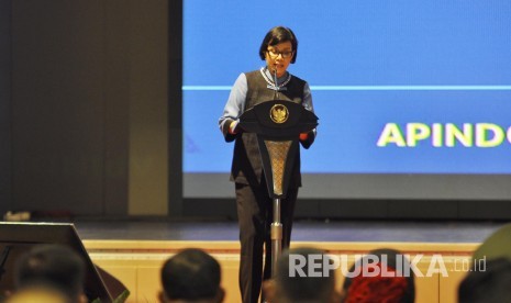 Menteri Keuangan RI Sri Mulyani menyampaikan sambutan saat sosialisasi Tax Amnesty bersama Presiden RI Joko widodo, di Bandung, Senin (8/8). (Mahmud Muhyidin)