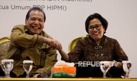 Menteri Keuangan RI Srimulyani Indrawati (kanan), berbincang bersama Pengusaha Nasional sekaligus Mantan Menko Perekonomian Chairul Tanjung (kiri) 