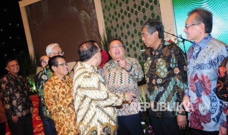 Menteri Keuangan sekaligus Ketua Umum Ikatan Ahli Ekonomi Islam (IAEI), Bambang Brodjonegoro (ketiga dari kanan) menghadiri halal bihalal IAEI di Gedung Kementerian Keuangan, Jakarta, Kamis (14/7) malam.Republika/Agung Supriyanto