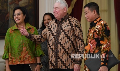 Menteri Keuangan Sri Mulyani berbincang dengan Menteri BUMN Rini Soemarno (kedua kiri), CEO Freeport McMoRan Richard Adkerson (kedua kanan) dan Menteri ESDM Ignasius Jonan seusai pengumuman pelunasan divestasi PT Freeport Indonesia di Istana Merdeka, Jakarta, Jumat (21/12/2018). 