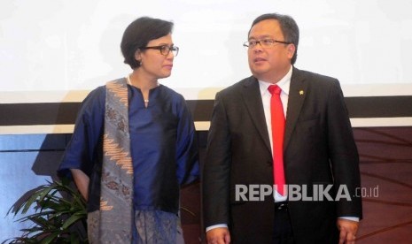 Menteri Keuangan Sri Mulyani berbincang dengan Menteri Perencanaan Pembangunan, Bambang Brodjonegoro saat serah terima jabatan di gedung Kementerian Keuangan, Jakarta, Rabu (27/7). (Republika/Agung Supriyanto)