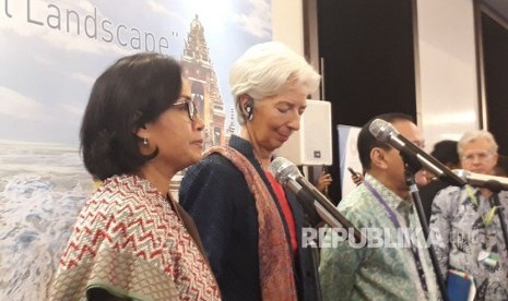 Menteri Keuangan Sri Mulyani bersama Gubernur Bank Indonesia Agus Martowardojo dan Managing Director IMF Christine Lagarde menjawab pertanyaan wartawan seputar tujuan kedatangan IMF ke Indonesia, di Fairmont Hotel, Jakarta, Selasa, (27/2). 