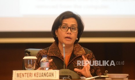 Menteri Keuangan Sri Mulyani bersama jajaran memberikan keterangan pers tentang APBN 2018 di Kantor Kemenkeu, Jakarta, Rabu (25/10)