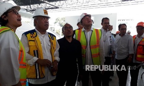 Menteri Keuangan Sri Mulyani bersama Menteri Pekerjaan Umum dan Perumahan Rakyat Basuki Hadimuljono, Kepala Badan Ekonomi Kreatif Triawan Munaf dan Ketua Komite Olahraga Indonesia Erick Thohir mengunjungi Stadion Aquatic Gelora Bung Karno (GBK), Kamis (23/11).