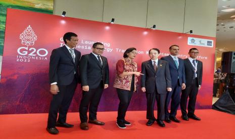 Menteri Keuangan Sri Mulyani bersama Presiden Asian Development Bank (ADB), Masatsugu Asakawa meluncurkan Energy Transition Mechanism (ETM) untuk mengakselerasi transisi energi di Indonesia, Senin (14/11).Center of Economic and Law Studies (Celios) mengungkapkan proyek pendanaan transisi energi melalui skema just energy transition partnership dan energy transition mechanism diperlukan transparansi kepada publik. Hal ini mengingat Indonesia memperoleh komitmen pendanaan transisi energi melalui skema just energy transition partnership sebesar 20 miliar dolar AS (setara Rp 310 triliun) dan skema ETM dari Asian Development Bank (ADB) sebesar 250 sampai 300 juta dolar AS (setara Rp 3,87 triliun).