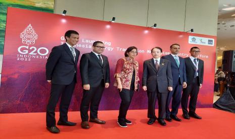 Menteri Keuangan Sri Mulyani bersama Presiden Asian Development Bank (ADB), Masatsugu Asakawa meluncurkan Energy Transition Mechanism (ETM) untuk mengakselerasi transisi energi di Indonesia, Senin (14/11). PT PLN (Persero) mendapat dukungan dari Asian Development Bank (ADB) terkait rencana pensiun dini pembangkit listrik tenaga uap lewat skema Energy Transition Mechanism (ETM). Langkah ini dilakukan guna mempercepat transisi energi di Indonesia demi mencapai net zero emission (NZE) pada 2060. 