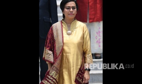 Menteri Keuangan Sri Mulyani bersiap mengikuti foto bersama seusai pelantikan menteri Kabinet Indonesia Maju di Beranda Halaman Istana Merdeka, Jakarta, Rabu (23/10/2019).