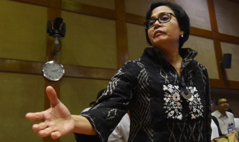 Menteri Keuangan Sri Mulyani bersiap meninggalkan ruangan usai mengikuti rapat kerja dengan Komisi XI DPR di Kompleks Parlemen, Senayan, Jakarta, Senin (4/9).