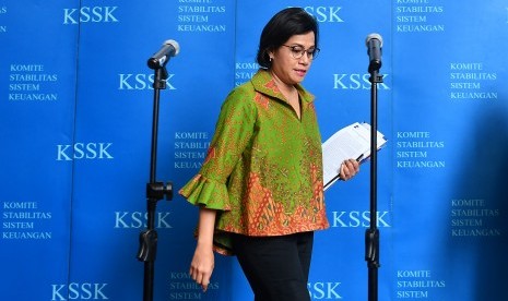 Menteri Keuangan Sri Mulyani bersiap menyampaikan keterangan pers terkait Komite Stabilitas Sistem Keuangan (KSSK) di kantor Kemenkeu, Jakarta, Selasa (29/1/2019). 