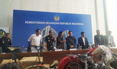 Menteri Keuangan Sri Mulyani dan Menteri BUMN Erick Thohir dalam konferensi pers perkembangan temuan 