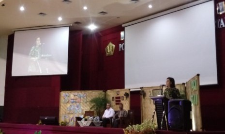 Menteri Keuangan Sri Mulyani dan Menteri Desa, Pembangunan Daerah Tertinggal dan Transmigrasi Eko Puro Sandjojo dalam acara di Kampus PKN STAN, Tangerang, Ahad (18/11). 