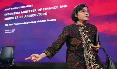 Menteri Keuangan Sri Mulyani Indrawati usai berbicara dalam konferensi pers bersama pada pertemuan tahunan Dana Moneter Internasional dan Grup Bank Dunia 2022, Selasa, 11 Oktober 2022, di Washington. 