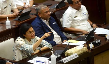 Menteri Keuangan Sri Mulyani Indrawati berbicara saat Rapat Kerja dengan Komisi XI DPR RI di kompleks Parlemen, Senayan, Jakarta, Senin (27/3/2023).