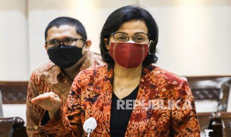 Menteri Keuangan Sri Mulyani Indrawati bersiap mengikuti rapat kerja bersama Komisi XI DPR di Kompleks Parlemen, Senayan, Jakarta, Kamis (10/6/2021). Rapat tersebut membahas pagu indikatif Kementerian Keuangan dalam RAPBN 2022.