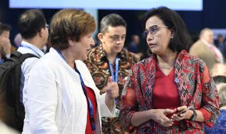 Menteri Keuangan Sri Mulyani Indrawati (kanan) berbicara dengan CEO World Bank Kristalina Georgieva (kiri) 