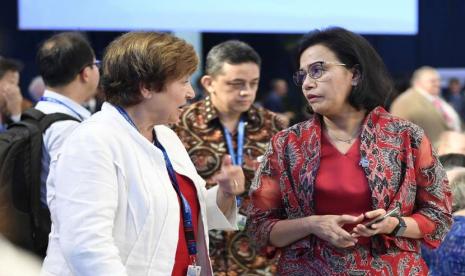 Menteri Keuangan Sri Mulyani bertemu dengan Direktur Pelaksana Dana Moneter Internasional (IMF) Kristalina Georgieva saat pertemuan tahunan IMF Annual Meetings 2022 di Washington DC, AS. Keduanya membahas kondisi ekonomi global yang mengalami gejolak dan ketidakpastian.