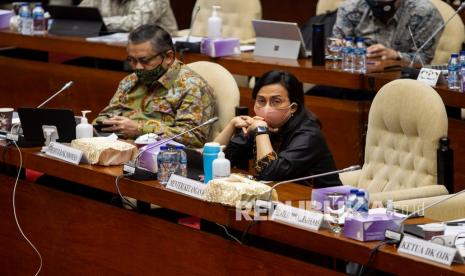 Menteri Keuangan Sri Mulyani Indrawati (kanan) bersama Gubernur Bank Indonesia (BI) Perry Warjiyo (kiri) mengikuti rapat kerja dengan Komisi XI DPR di Kompleks Parlemen, Senayan, Jakarta, Rabu (2/9/2020). Rapat tersebut membahas asumsi dasar dalam Rancangan Anggaran Pendapatan Belanja Negara (RAPBN) Tahun 2021.