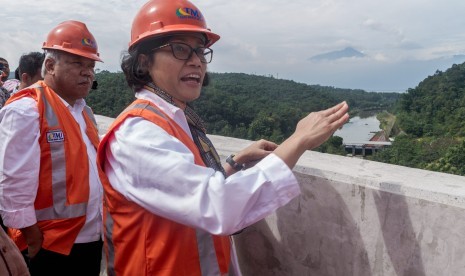 Menteri Keuangan Sri Mulyani Indrawati (kanan) bersama Menteri Pekerjaan Umum dan Perumahan Rakyat Basuki Hadimuljono (kiri) meninjau proyek pembangunan jalan tol Semarang-Solo di Tuntang, Kabupaten Semarang, Jawa Tengah, Jumat (17/2). 