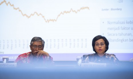 Menteri Keuangan Sri Mulyani Indrawati (kanan) bersama Wakil Menteri Keuangan Mardiasmo (kiri) menyampaikan konferensi pers tentang Realisasi Anggaran Pendapatan dan Belanja Negara (APBN) 2018, di Kantor Kementerian Keuangan, Jakarta, Rabu (2/1/2019).