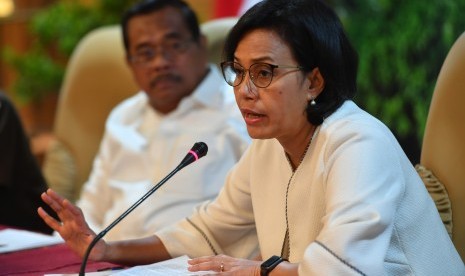 Menteri Keuangan Sri Mulyani Indrawati (kanan).