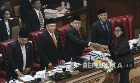 Menteri Keuangan Sri Mulyani Indrawati (kanan) menyerahkan berkas pandangan akhir Pemerintah pada Rapat Paripurna DPR di Kompleks Parlemen Senayan, Jakarta, Kamis (26/7).