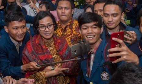 Menteri Keuangan Sri Mulyani Indrawati (kedua kiri) berswafoto bersama sejumlah mahasiswa usai memberikan kuliah umum di Universitas Diponegoro Semarang, Jawa Tengah, Kamis (16/2).