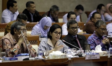 Menteri Keuangan, Sri Mulyani Indrawati (kedua kiri) mengikuti Rapat Dengar Pendapat (RDP) dengan Komisi XI DPR di Kompleks Parlemen, Jakarta, Rabu (18/1). 