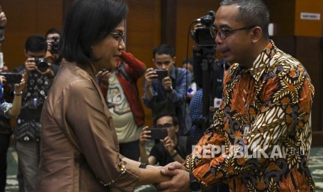 Menteri Keuangan Sri Mulyani Indrawati (kiri) memberikan ucapan selamat kepada Direktur Jenderal (Dirjen) Pajak yang baru Suryo Utomo (kanan) usai pelantikan di Kementerian Keuangan Jakarta, Jumat (1/11/2019).