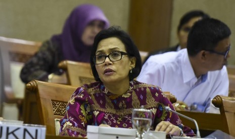 Menteri Keuangan Sri Mulyani Indrawati mengikuti rapat kerja dengan Komisi VI DPR di Kompleks Parlemen, Senayan, Jakarta, Rabu (24/8). 