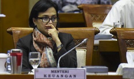 Menteri Keuangan Sri Mulyani Indrawati mengikuti rapat kerja dengan Komis IX di Kompleks Parlemen, Senayan, Jakarta, Kamis (8/9). 